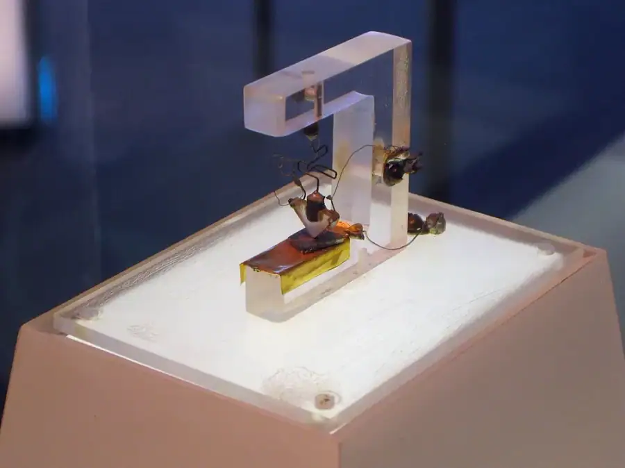 O primeiro transístor, construído em 1947 nos Bell Labs