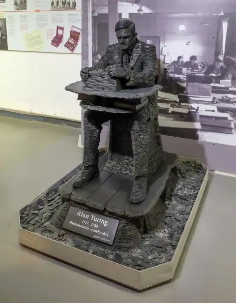 Estátua de Alan Turing, de Stephen Kettle, em Bletchley Park
