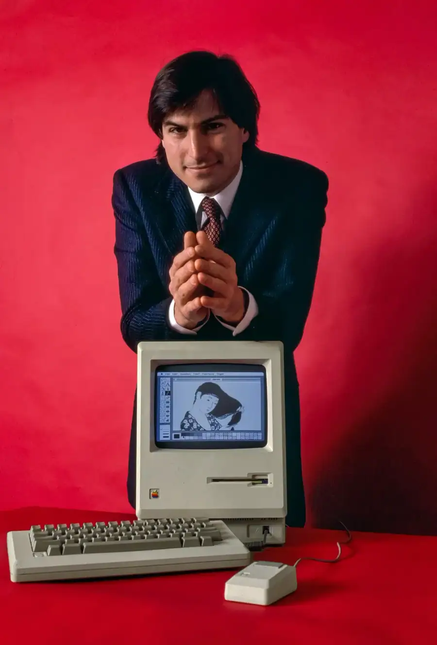 Steve Jobs com o Macintosh, janeiro de 1984
