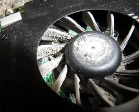 Ventoinha de computador cheia de pó