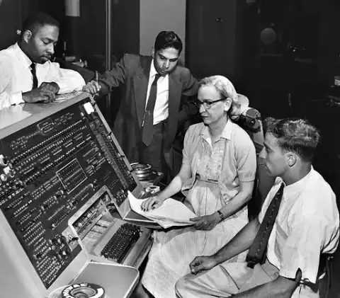 Grace Hopper junto a um UNIVAC